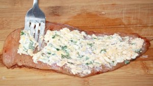 На филе выкладываю начинку и запекаю в духовке. Супер вкусные рулетики из курицы.