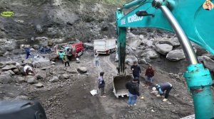 Строительство, экскаватор копает песок