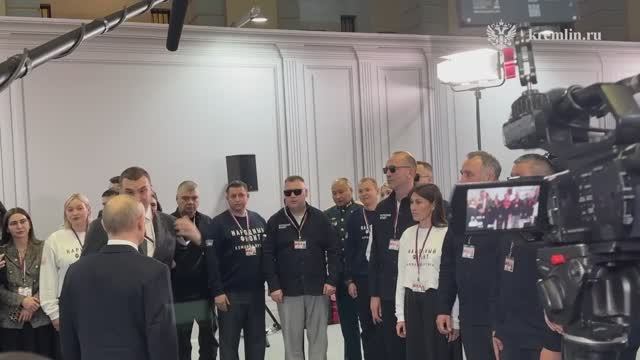 После эфира Президент встретился с волонтёрами движения «Народный фронт За Россию"» и др. 19 декабря