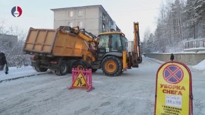 Дорожно-коммунальная служба чистит снег на дорогах третьей категории