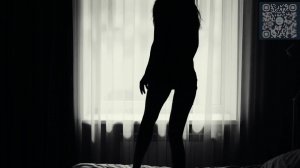 Юная девушка, прыгает на постели. Эротика.