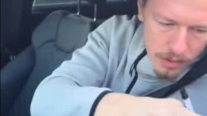 САФОНОВ ПОДАРИЛ ПЕРЧАТКИ БОЛЕЛЬЩИЦЕ