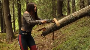 Строительство убежища для выживания под огромным камнем.