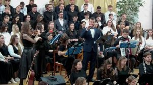 Солист и оркестр исполняют песню "Слава Царю Веков!"