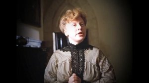 Солнечная Светлана Крючкова-миссис Бэрримор в фильме "Собака Баскервилей"