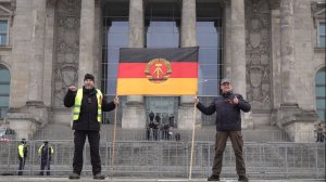Nationalhymne der DDR vor Reichstag Berlin 13.12.2025