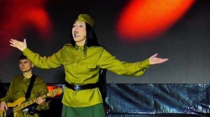 Марш Мужества: ансамбль в военной форме поёт легендарную песню — живое исполнение, которое трогает.