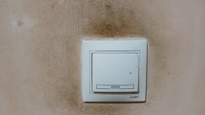 Как убрать жирные пятна вокруг выключателя.