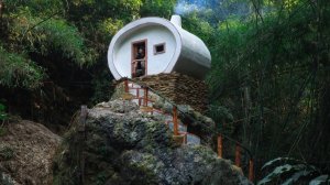 Мужик построил домик на горе, чтобы увидеть тёщу из далека.