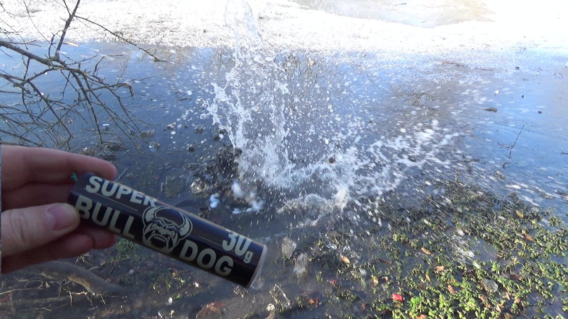 Взрывают Петарды Первый Лед! Ледяной Дождь от Петард смотреть онлайн