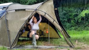 Девушка путешествует одна. Разбила лагерь под ливнем