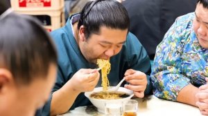 🔥 ГОЛОДНЫЕ ГИГАНТЫ в китайской лапшичной! 🔥 Сумоисты против горы жареного риса и рамена!