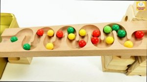 Мультики для детей Залипательные Разноцветные шарики на трассе и яркие машинки Мультики малышам