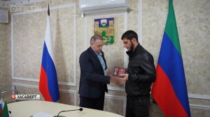 В Хасавюрте Орден мужества вручили сыну погибшего бойца