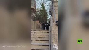 شرطي إسرائيلي يضرب حريديا بشدة في مظاهرات القدس