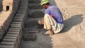 Производство кирпичей как и триста лет назад. Пакистан.