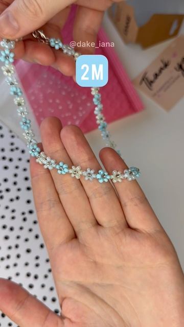 Чокер с голубыми цветочками из бисера смотреть онлайн