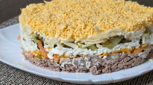 Салат с куриной печенью и маринованными огурцами.