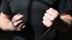 До потери сознания: камеры сняли страшный удар хулигана девушке в голову