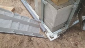 Для чего нужен стартовый угол, как установить и крепить фасадные панели Дёке к обрешётке фундамента