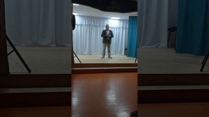 Һыу буйынан әсәй ҡайтып килә