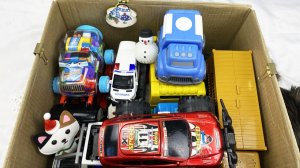 Мультики для детей. Яркие машинки катятся с горки с громкими сигналами. 🚓 Мультики для малышей