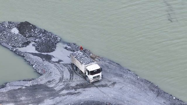 2. Процесс проседания грунта. Строительство дороги с помощью самосвалов и погрузчика. смотреть онлайн