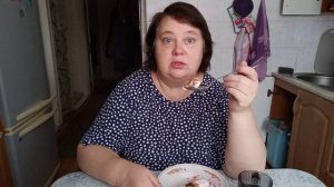 Неправильно ты тётя Оксана шарлотку ешь 🥮😆