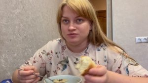 Еда на камеру/ У меня гороховый суп и конечно майонезик , майонез/