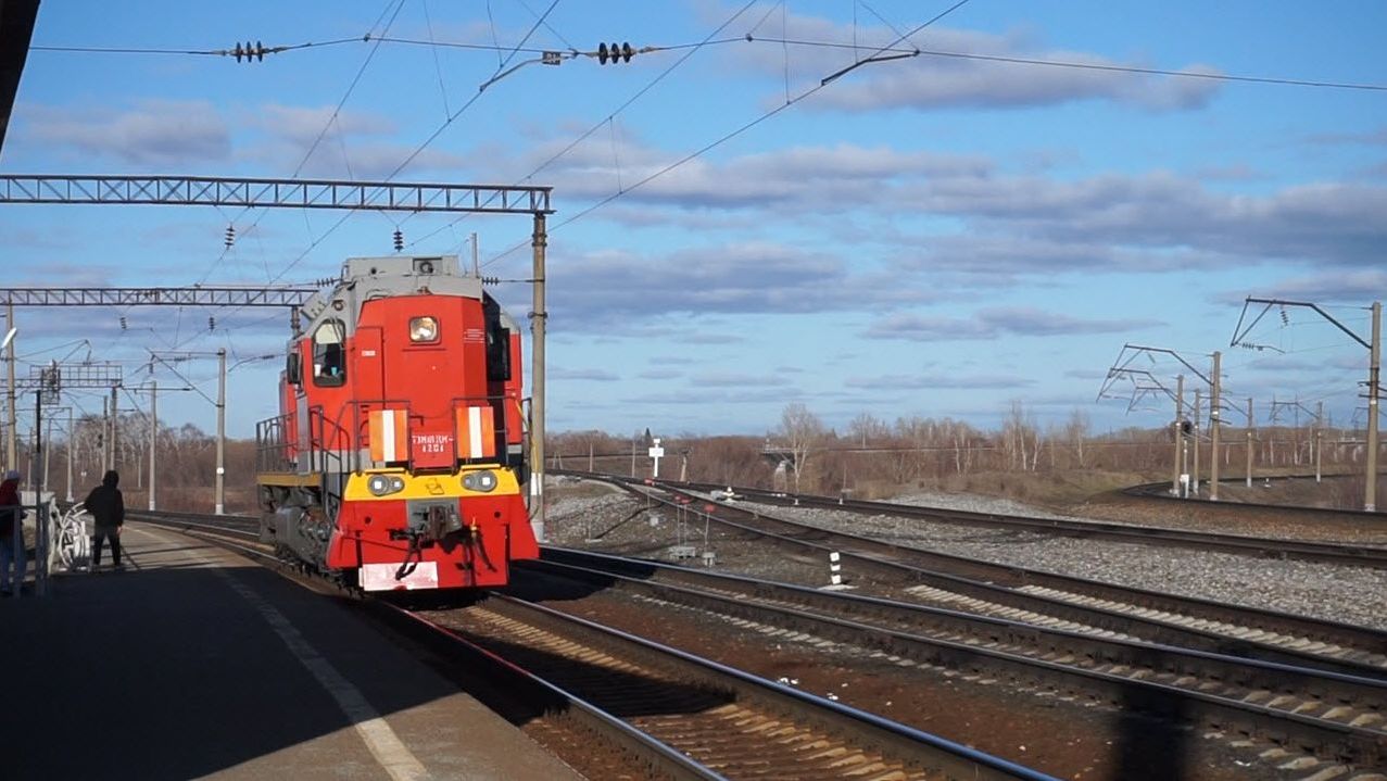 Тепловоз ТЭМ18ДМ-1201 с мегаприветствием. смотреть онлайн