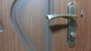 Как избавиться от засаленных мест возле ручки двери.