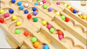 Мультики для детей и малышей Яркие Шарики на трассе и игрушечные машинки Залипательные Мультики