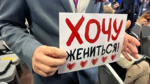 Девушка приняла предложение руки и сердца уральского журналиста в ходе «Итогов года» с Путиным