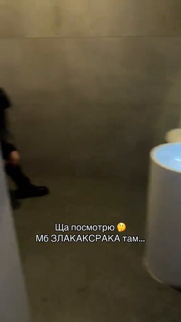 бедный Тёмаот такой любви Ярикаон стал прятаться от него в туалет