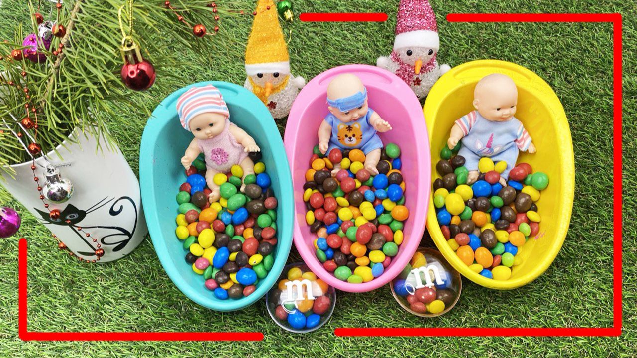 Мультики для детей. Новогодние Ванночки с куклами на зеленой траве. Смотреть онлайн для малышей. смотреть онлайн