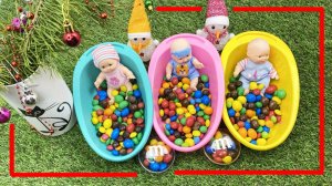 Мультики для детей. Новогодние Ванночки с куклами на зеленой траве. Смотреть онлайн для малышей.