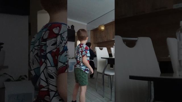 Я играю с другом в игру НЕ ДАЙ ШАРИКУ УПАСТЬ НА ПОЛ! и это было КРУТО!... смотреть онлайн