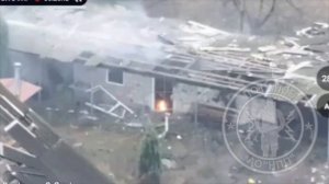 🇺🇦В попытке уйти от преследования ВСУшник, по привычке, решил укрыться в сарае…🔽🔽🔽