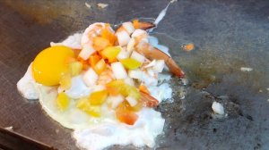 Жареный рис с ананасом, яйцом и креветками — Ночной рынок Бангкока