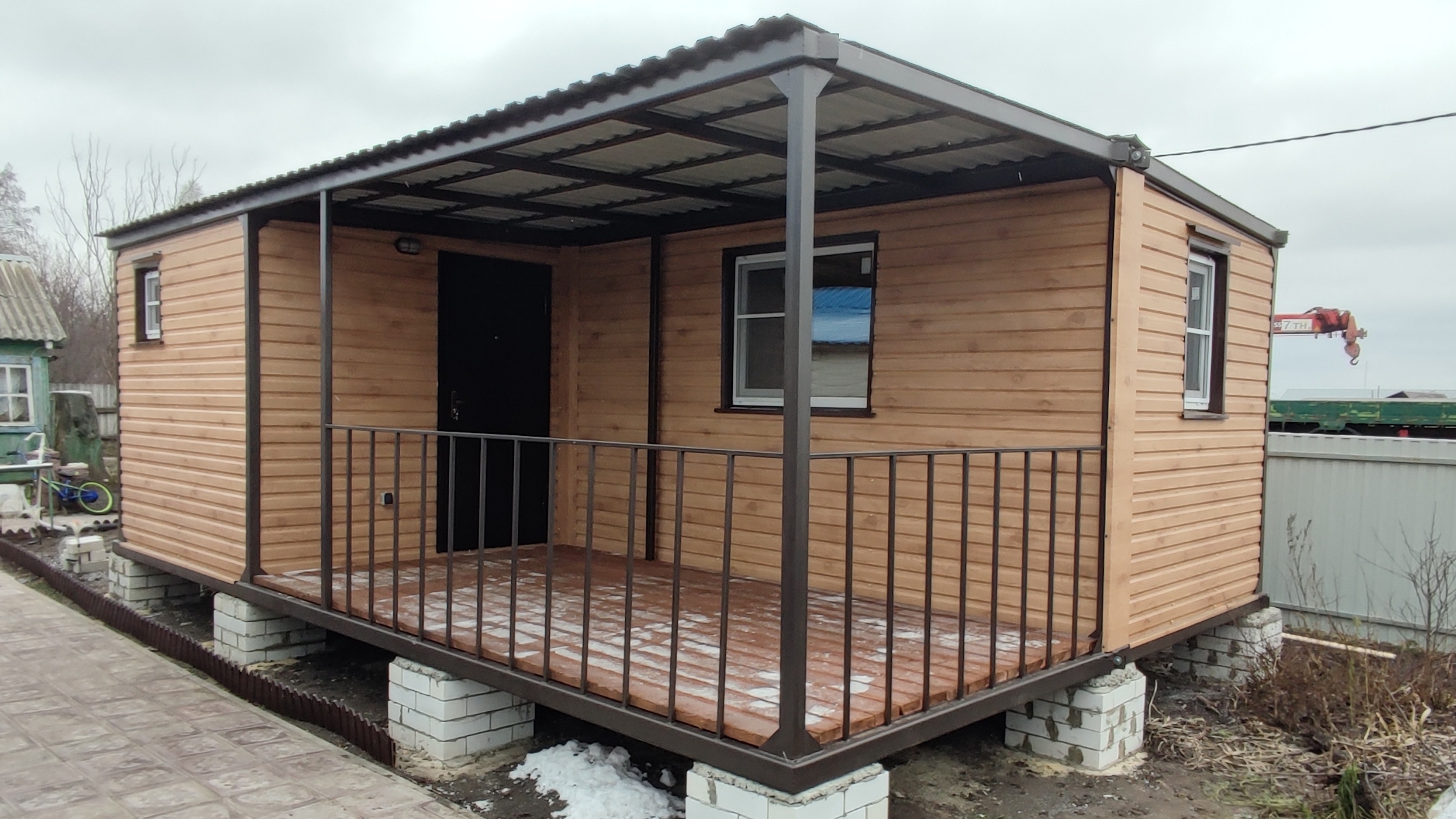 Дачный домик модульный с верандой блок контейнер вагончик металлический 4.80х7 м с утеплением 100мм смотреть онлайн