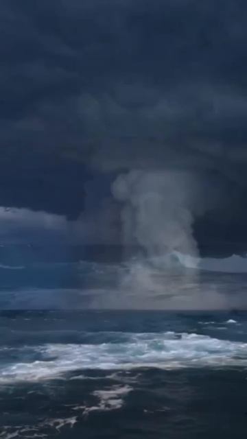 Невероятных размеров водный смерч образовался в море