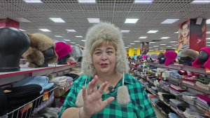 Едем купить Абдугани  горнолыжный  костюм. Всем выбрали обновки.