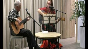 КРУТИТСЯ ВЕРТИТСЯ ШАР ГОЛУБОЙ  - исп Злата Урусова - вокал , гитара