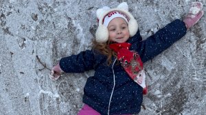 Делаю поделку , выпал снежок на улице