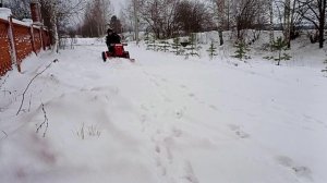 Уборка снега в деревне минитрактором