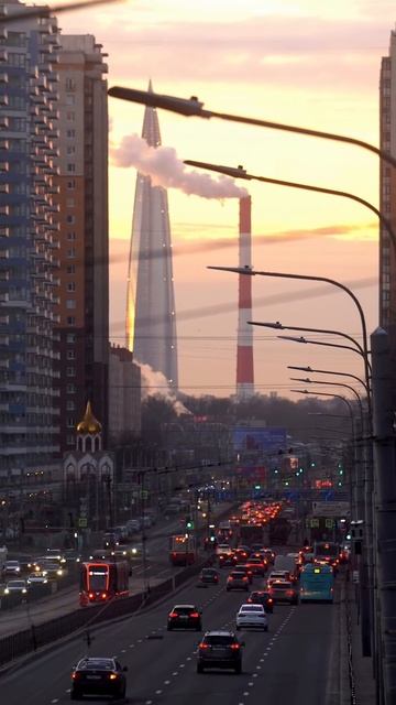 На пылающий город падает тень..