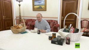 سؤال على الهواء يتحول إلى تبادل للهدايا بين بوتين ومالك مخبز