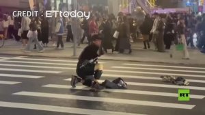 لحظة هجوم بقنابل دخانية وسكين في تايبيه