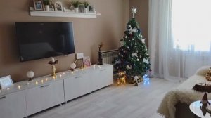 С УТРА НАРЯДИЛА ЁЛКУ/