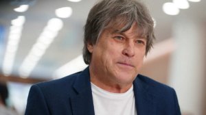 Пассажирка самолета устроила дебош и напала на певца Алексея Глызина